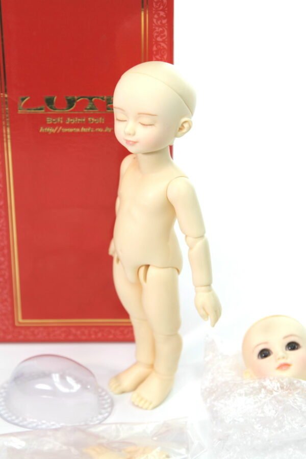 Luts / Mary (with extra sleeping head)