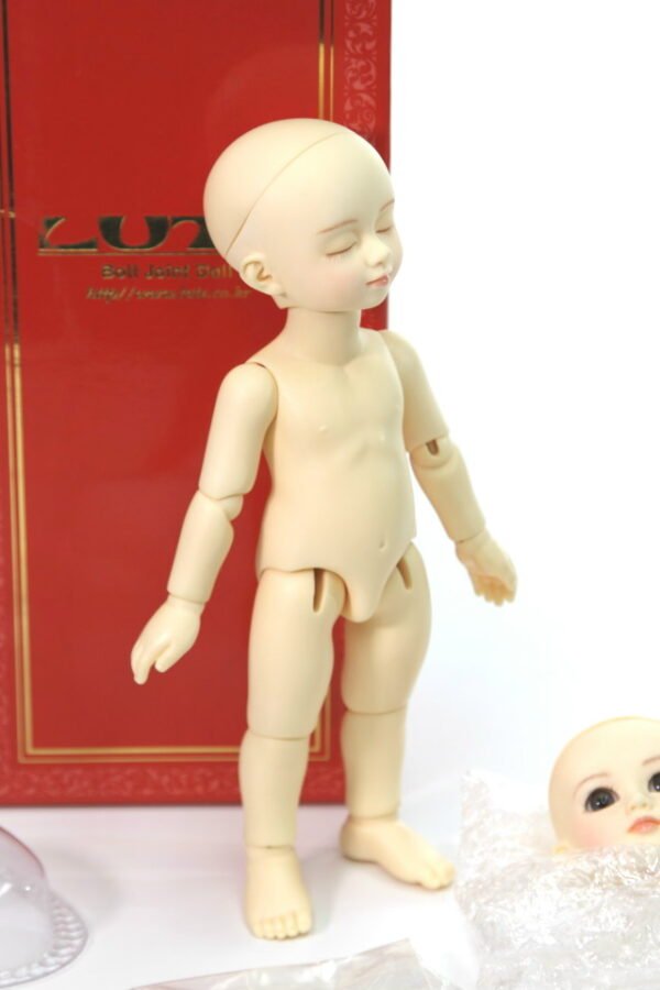 Luts / Mary (with extra sleeping head)